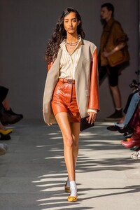 defile-salvatore-ferragamo-printemps-ete-2020-milan-look-52.thumb.jpg.9b459442cf819d48aa8981161640b17d.jpg