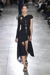 defile-schiaparelli-printemps-ete-2020-paris-look-13.thumb.jpg.f05b208508ca3d0ca67345950dbdbce3.jpg