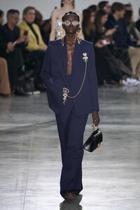 defile-schiaparelli-printemps-ete-2020-paris-look-17.thumb.jpg.ddeca52137e3f3d69a128a296673287d.jpg