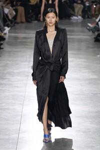 defile-schiaparelli-printemps-ete-2020-paris-look-21.thumb.jpg.388da148f19b5cae4f569efd14afa2b9.jpg