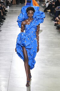 defile-schiaparelli-printemps-ete-2020-paris-look-29.thumb.jpg.9810777879a058676ade809620994f89.jpg