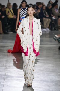 defile-schiaparelli-printemps-ete-2020-paris-look-31.thumb.jpg.51f14196437eb7b9f22795010c7c5e3f.jpg