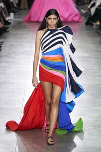 defile-schiaparelli-printemps-ete-2020-paris-look-32.thumb.jpg.fbe28f09ed3e5c0b0bd03881e4057848.jpg