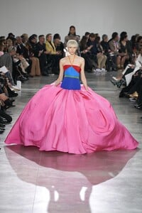defile-schiaparelli-printemps-ete-2020-paris-look-33.thumb.jpg.e8b2cb6f2ca13b35b1658f62cdca6f53.jpg