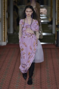 defile-simone-rocha-automne-hiver-2020-2021-londres-look-14.thumb.jpg.fe0bfed2d395b8ff3c8b9ce4ab83a213.jpg