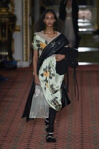 defile-simone-rocha-automne-hiver-2020-2021-londres-look-29.thumb.jpg.68769f707b68b1a399936e89b074b96b.jpg