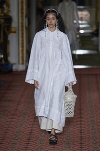 defile-simone-rocha-automne-hiver-2020-2021-londres-look-6.thumb.jpg.7a709e051ec369ba5ab96b68497fa013.jpg