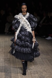 defile-simone-rocha-printemps-ete-2020-londres-look-21.thumb.jpg.77e9fc0f81421ca37efb39a73f619f56.jpg