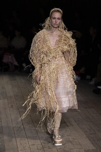 defile-simone-rocha-printemps-ete-2020-londres-look-36.thumb.jpg.7262db20b7c4b6c7f096609befdc811f.jpg