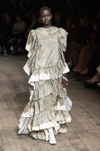 defile-simone-rocha-printemps-ete-2020-londres-look-45.thumb.jpg.419d42bb411808ad092ce5a1f7c46daf.jpg