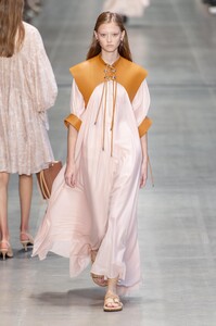 defile-sportmax-printemps-ete-2020-milan-look-45.thumb.jpg.6931960192a2109eec43f0d537926375.jpg