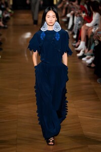 defile-stella-mccartney-printemps-ete-2020-paris-look-10.thumb.jpg.e81661a68e0d0a67b521c9080654ea80.jpg