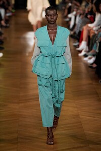 defile-stella-mccartney-printemps-ete-2020-paris-look-27.thumb.jpg.dacb8f9ca3b05ce8b81c4c9c2f69c864.jpg