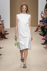 defile-tod039s-printemps-ete-2020-milan-look-20.thumb.jpg.bf5a918a58fe3ca8e6492fe58b1331d4.jpg