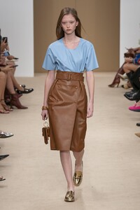 defile-tod039s-printemps-ete-2020-milan-look-25.thumb.jpg.84e43976949a2a8d5f9164b569cd6a13.jpg
