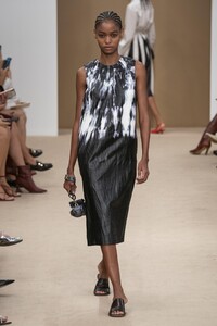 defile-tod039s-printemps-ete-2020-milan-look-29.thumb.jpg.cb335b9098c1f12a764f5ca714c43e06.jpg