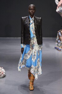 defile-tory-burch-automne-hiver-2020-2021-new-york-look-19.thumb.jpg.499c49128802f44113a1da3c8b03e331.jpg