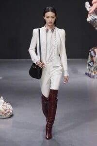 defile-tory-burch-automne-hiver-2020-2021-new-york-look-7.thumb.jpg.9582f7a14c73772e5bc028106447fbf1.jpg