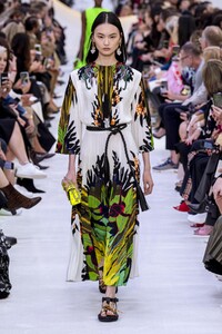 defile-valentino-printemps-ete-2020-paris-look-31.thumb.jpg.7361b6e5eb446f9aafbcec00507ab70e.jpg