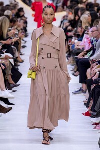 defile-valentino-printemps-ete-2020-paris-look-41.thumb.jpg.3facfc09f1741a1e896bdfbc166e3067.jpg