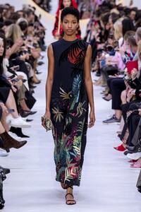 defile-valentino-printemps-ete-2020-paris-look-44.thumb.jpg.f2be988fc955b011f31b1a8ab806ce1d.jpg