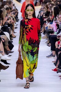 defile-valentino-printemps-ete-2020-paris-look-47.thumb.jpg.4edf9f2300947b0a87aeb00a4c9e32c2.jpg