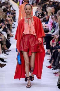 defile-valentino-printemps-ete-2020-paris-look-48.thumb.jpg.d4470829275590ae03fc8f67dc31404d.jpg