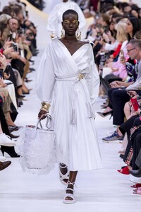 defile-valentino-printemps-ete-2020-paris-look-6.thumb.jpg.b18c0f9de9a2c4b251cddd775a144203.jpg