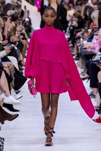 defile-valentino-printemps-ete-2020-paris-look-61.thumb.jpg.1be3bcd596f51c4ff48e90e9635db5ca.jpg