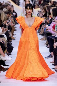 defile-valentino-printemps-ete-2020-paris-look-81.thumb.jpg.a7296c5ace322ea9d46e2f1313a5ddb2.jpg