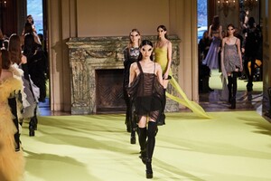 defile-vera-wang-automne-hiver-2020-2021-new-york-look-32.thumb.jpg.d6c439fd3d1c8384d49e387caba88398.jpg