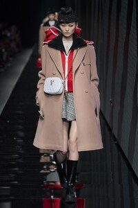 defile-versace-automne-hiver-2020-2021-milan-look-27.thumb.jpg.a1f1163a52093db19ca5333e98e6cfea.jpg