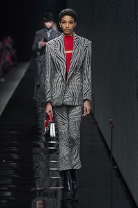 defile-versace-automne-hiver-2020-2021-milan-look-32.thumb.jpg.9d70f9af663f20829c29ec32b3602578.jpg