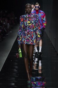 defile-versace-automne-hiver-2020-2021-milan-look-45.thumb.jpg.3c464c04f1e8d07c25dced24e5713adc.jpg