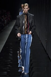 defile-versace-automne-hiver-2020-2021-milan-look-49.thumb.jpg.07d999ce0b9434173674af941a57fdc6.jpg