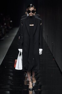defile-versace-automne-hiver-2020-2021-milan-look-63.thumb.jpg.b930501fa36f4e0c12832563368070df.jpg