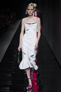 defile-versace-automne-hiver-2020-2021-milan-look-71.thumb.jpg.07fab7f485441f527b72a09f81fc0f2d.jpg