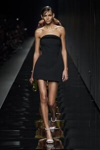 defile-versace-automne-hiver-2020-2021-milan-look-82.thumb.jpg.94465d1a28132fa769da807f526bcc8b.jpg