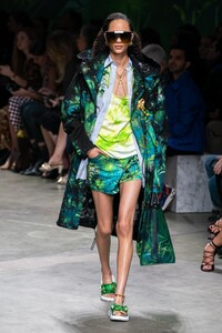 defile-versace-printemps-ete-2020-milan-look-20.thumb.jpg.0dde7863fa4c702f7187c44ee4eaa1d8.jpg