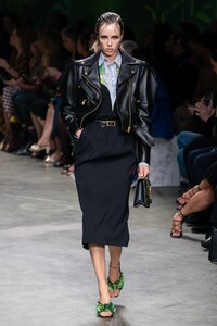 defile-versace-printemps-ete-2020-milan-look-23.thumb.jpg.6db2840b4d9692b347fdc5d23043b0d9.jpg