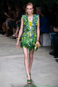 defile-versace-printemps-ete-2020-milan-look-49.thumb.jpg.572f934d23a3fbbd2ff72e2ec167fce1.jpg