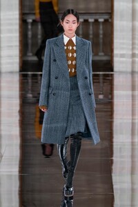 defile-victoria-beckham-automne-hiver-2020-2021-londres-look-16.thumb.jpg.0b74521eabde94dc3067739d9389111f.jpg