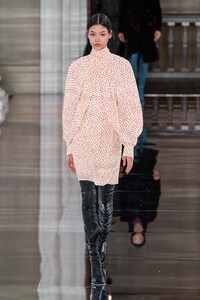 defile-victoria-beckham-automne-hiver-2020-2021-londres-look-33.thumb.jpg.c333d7d9791303f12ab2cfe9ee883c19.jpg