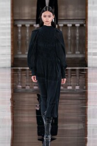 defile-victoria-beckham-automne-hiver-2020-2021-londres-look-6.thumb.jpg.533dac8ab5c9aa725612fa213fd01913.jpg