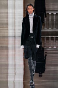 defile-victoria-beckham-automne-hiver-2020-2021-londres-look-7.thumb.jpg.be2e7699ecf860a3207e3e23b98f0767.jpg