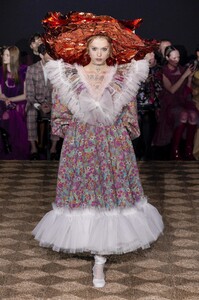 defile-viktor-amp-rolf-printemps-ete-2020-paris-look-23.thumb.jpg.879332bc5ddbb9be061bdd09655a568c.jpg
