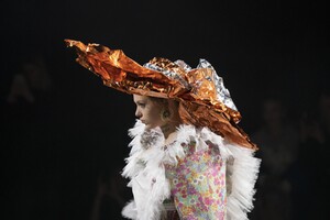 defile-viktor-amp-rolf-printemps-ete-2020-paris-look-25.thumb.jpg.371f34237473aeaf58117c50897dbfbf.jpg
