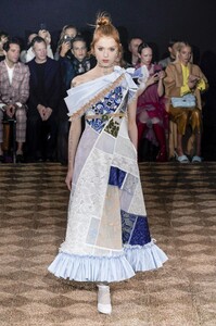 defile-viktor-amp-rolf-printemps-ete-2020-paris-look-3.thumb.jpg.27001a225786357eab3846cc3d292078.jpg