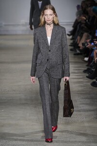 defile-zadig-amp-voltaire-automne-hiver-2020-2021-new-york-look-4.thumb.jpg.a4208382b93ba0a0e8ff7f09eaddace5.jpg
