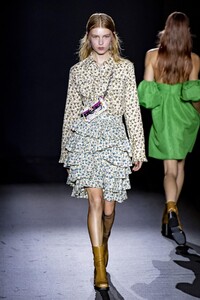 defile-zadig-amp-voltaire-printemps-ete-2020-paris-look-19.thumb.jpg.6af82fad612ee42d6fed49872e946573.jpg